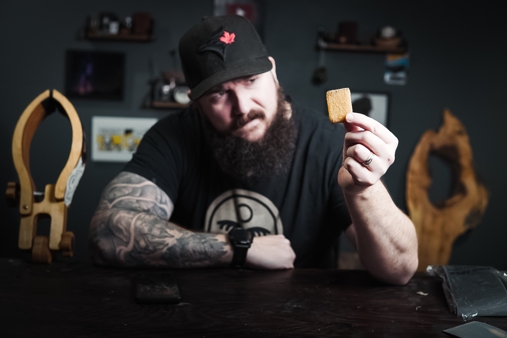 Cleaning sandpaper with gum sole